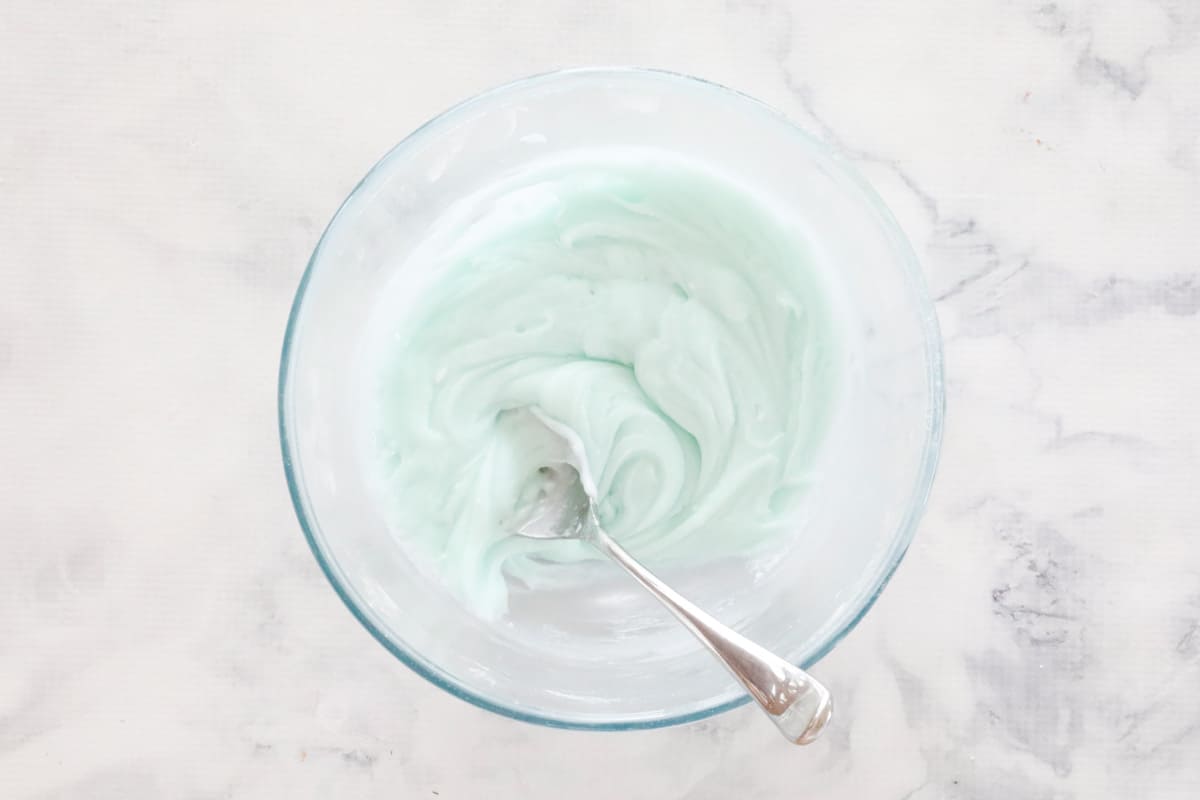 Pale green icing mixture for the peppermint layer