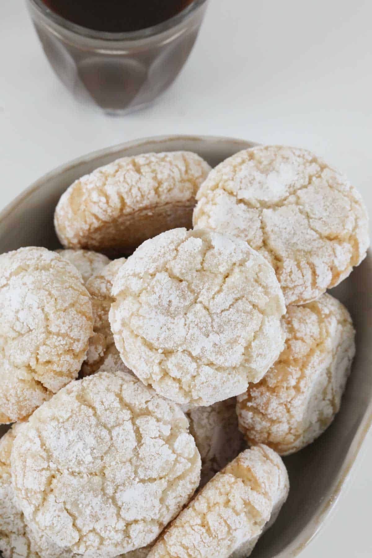 A bowl full of sweet sugar coated amaretti biscuits.