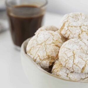 A bowl of almond Italian biscuits coated in sugar.