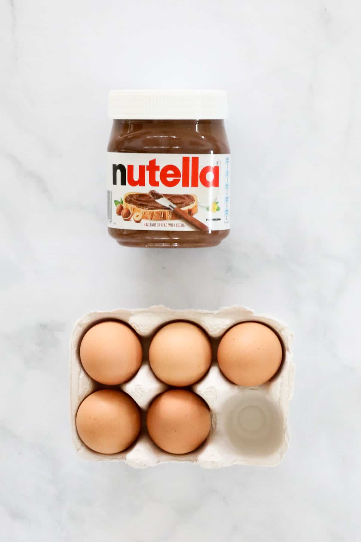 A jar of Nutella and 5 eggs, the only ingredients needed to make the cake.