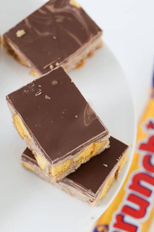 The FAMOUS No Bake Chocolate Crunchie Slice | 10 Min Recipe - Bake Play ...