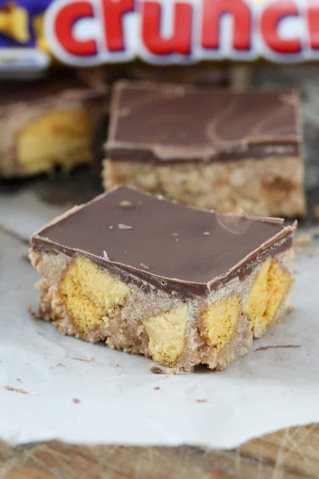 The FAMOUS No Bake Chocolate Crunchie Slice | 10 Min Recipe - Bake Play ...