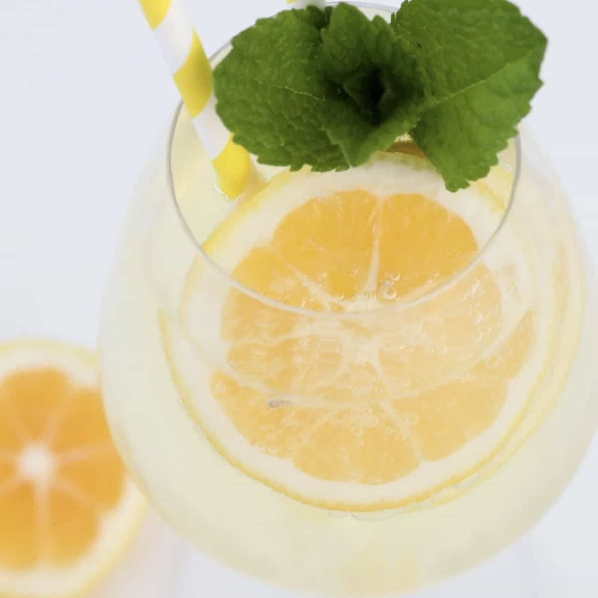 A light and refreshing limoncello cocktail.