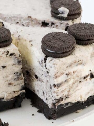 A slice of cookies and cream Oreo cheesecake being removed with a cake slice.