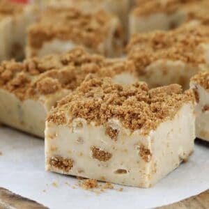 A creamy fudge made with Biscoff spread and cookies.