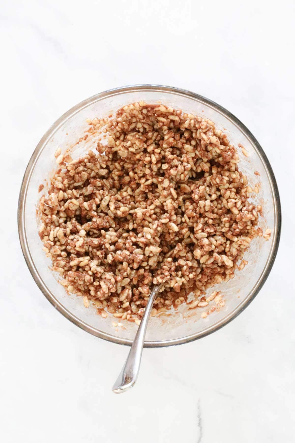 The mixed rice bubble chocolate mixture in the bowl.