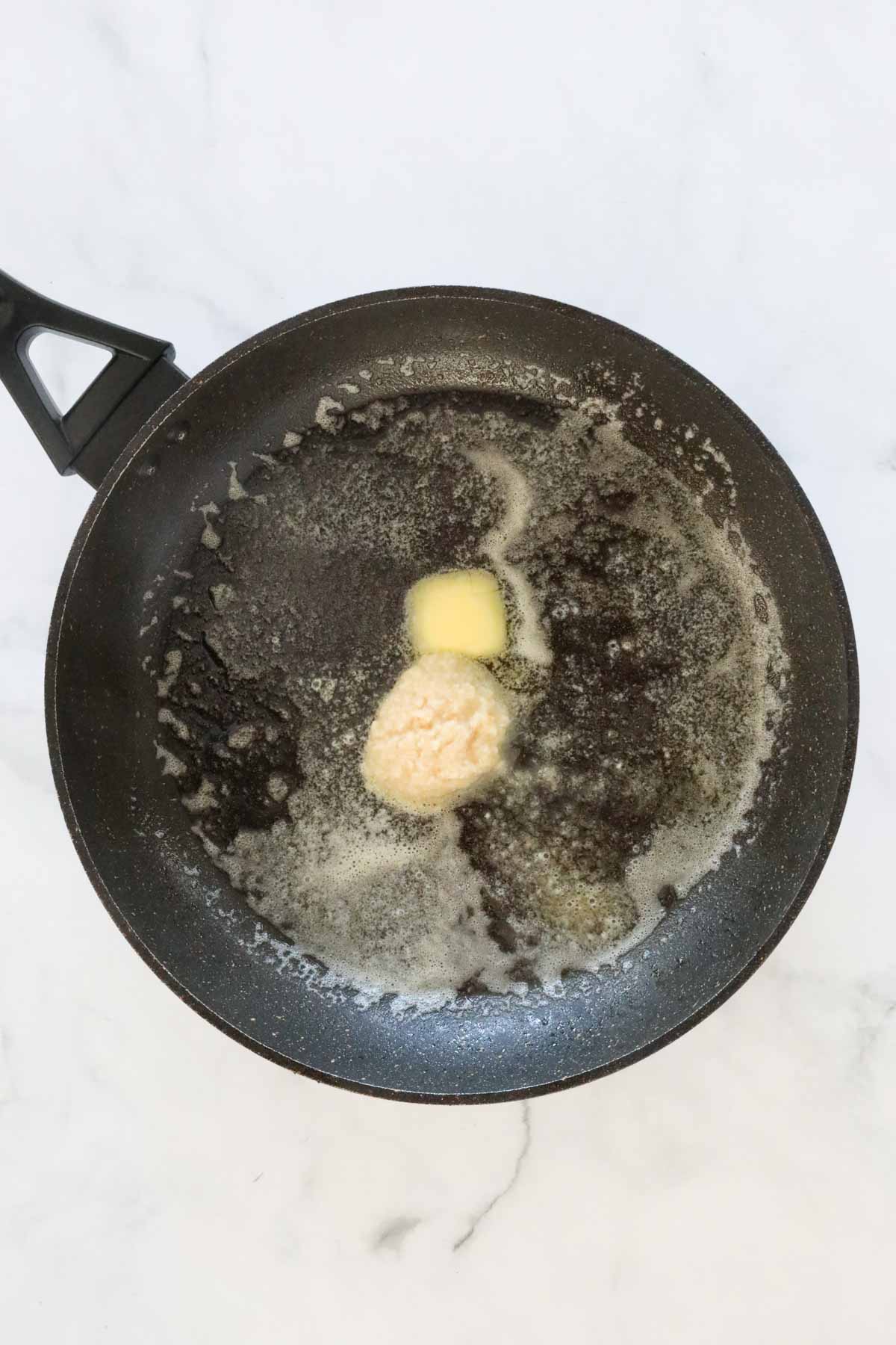 Butter and garlic in the frying pan.