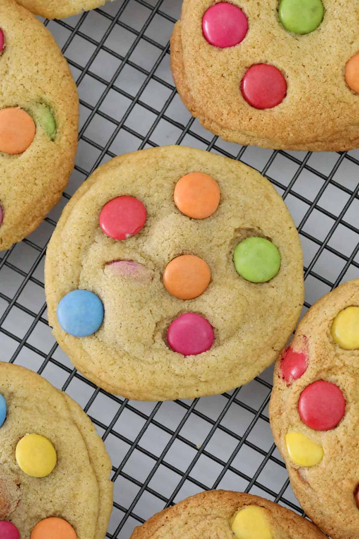 Baked cookies on a wire cooling rack.