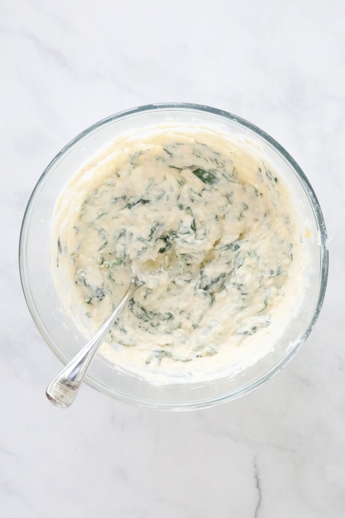 The combined spinach and ricotta filling in the bowl.