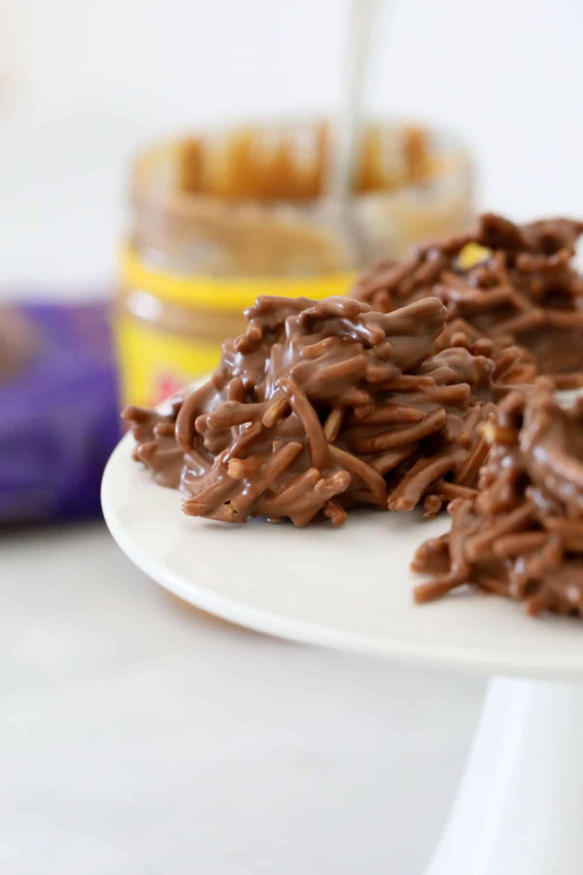 A close up of crunchy noodle and chocolate bites.