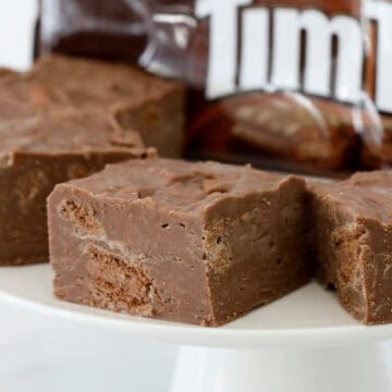 A close up of fudge showing chunks of chocolate biscuit througout.