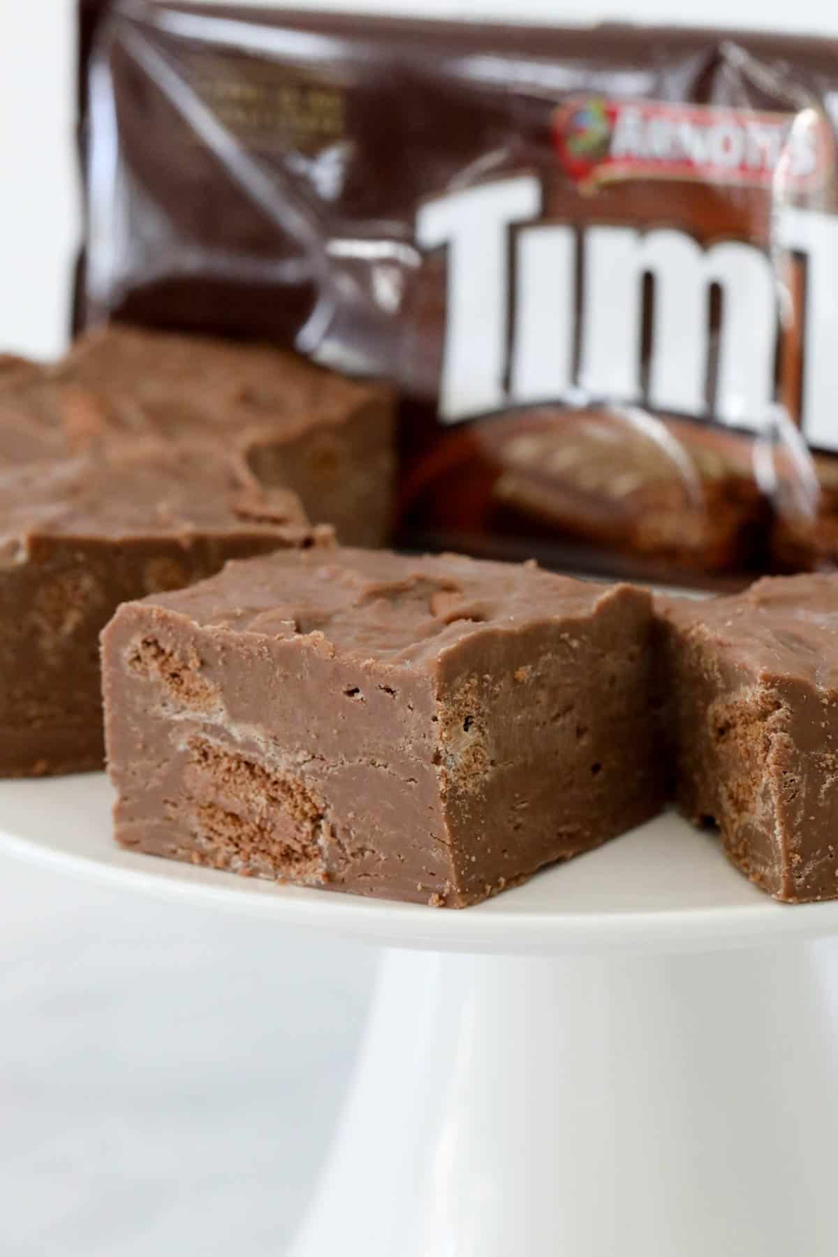 A close up of fudge showing chunks of chocolate biscuit througout.