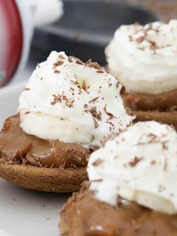 A butternut snap biscuit filled with caramel, sliced banana, whipped cream and grated chocolate.